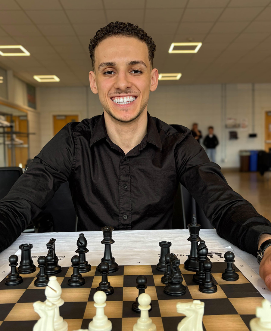 Amine Atmani, professeur d’échecs