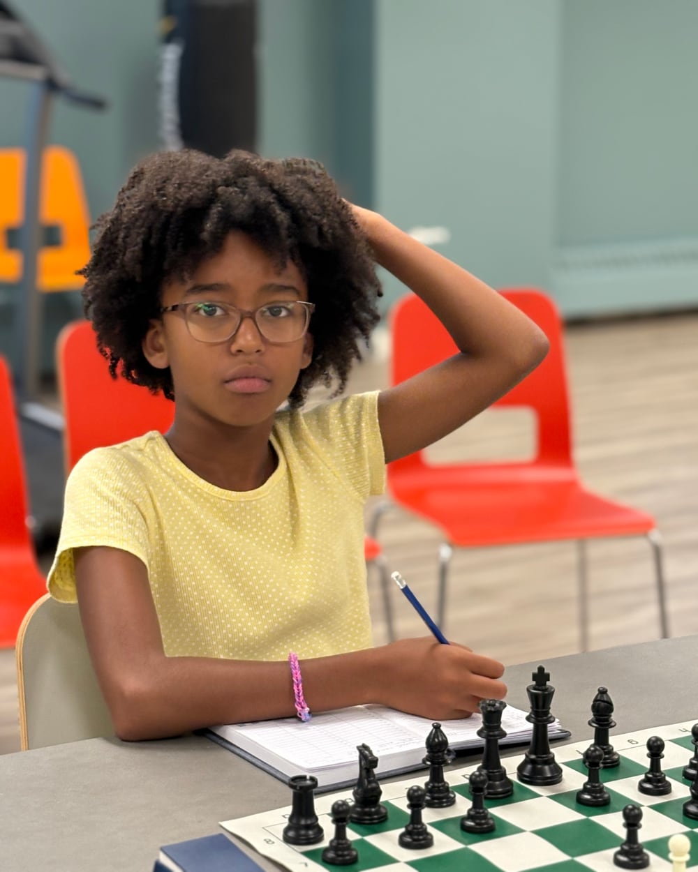 Jeune participante note son analyse pendant une partie