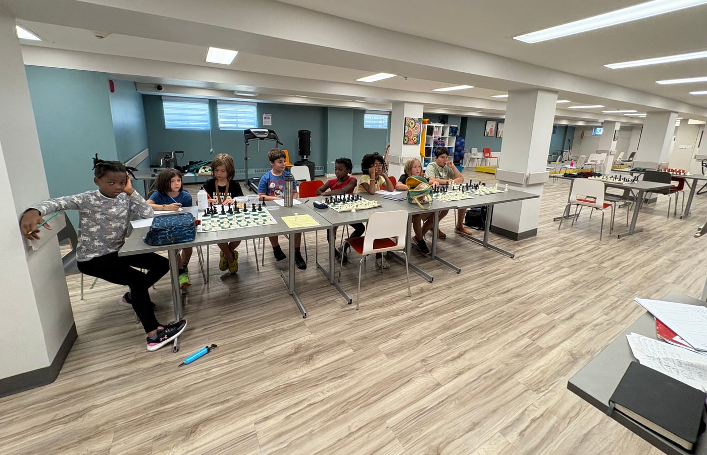 Groupe de jeunes réuni pour une activité d’échecs