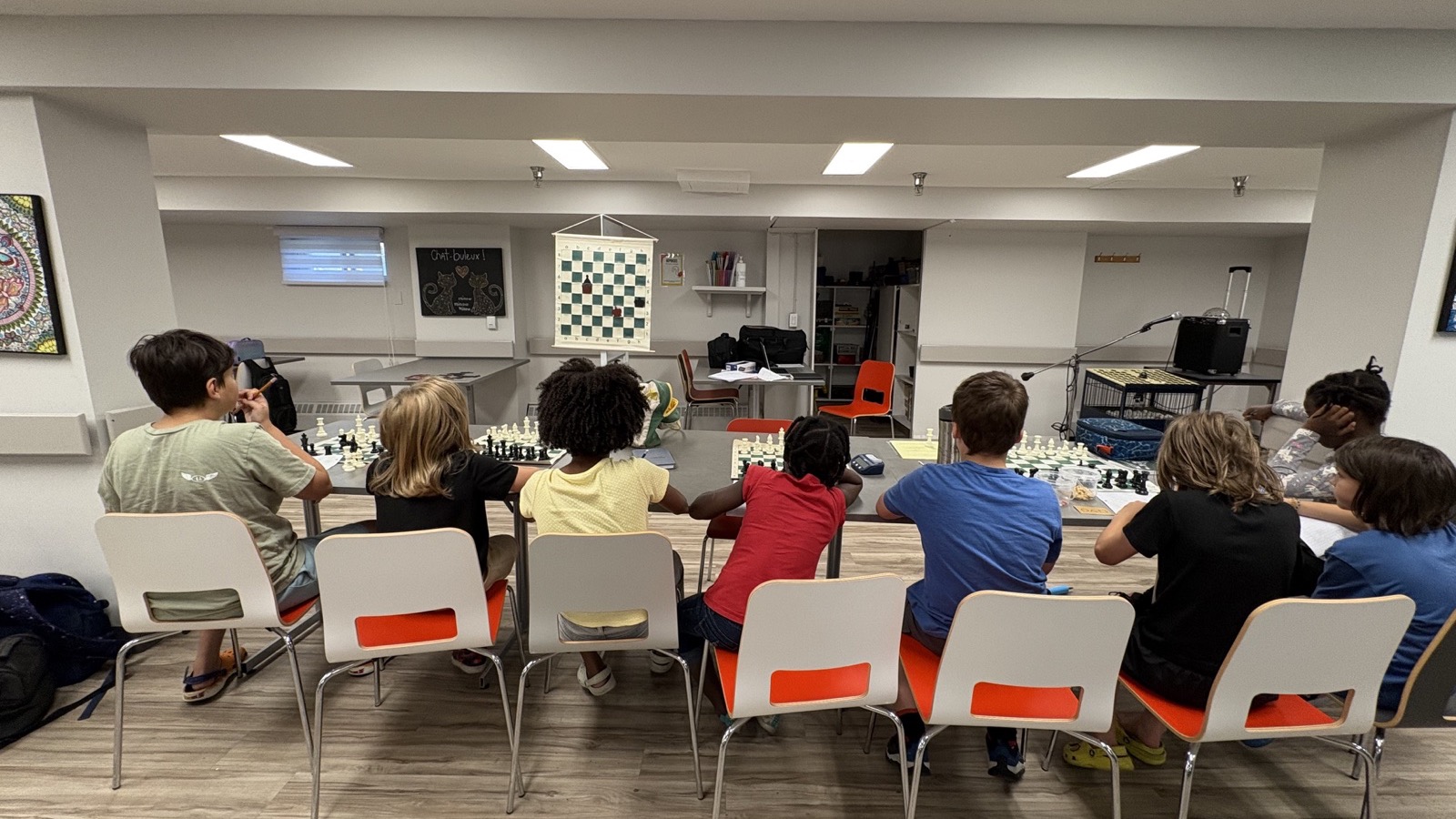 Groupe de jeunes pendant une séance d’échecs au camp d’été